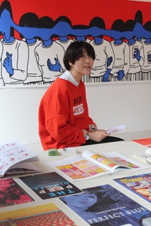 Yuqing Wang devant l'une de ses oeuvres Yuqing Wang devant l'une de ses oeuvres